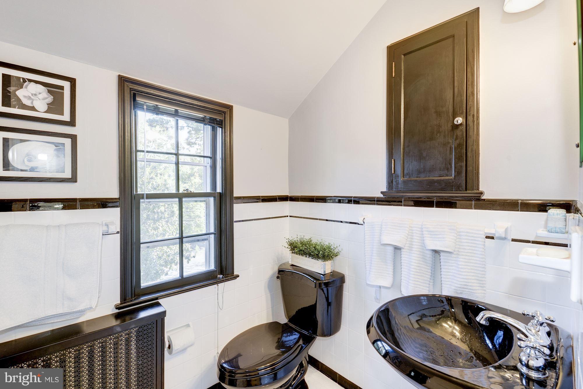 5938 Wilton Road Alexandria, VA 22310 - Photo 15 of 29 Upper Level Full Bath