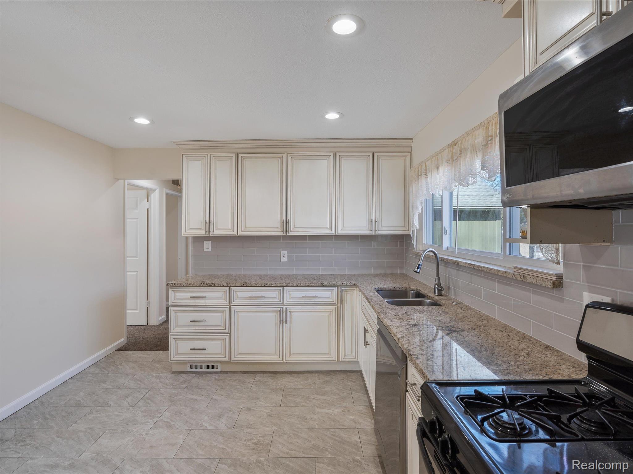 47750 Frederick Road Utica, MI 48317 - Photo 8 of 19 Gallery Image 8