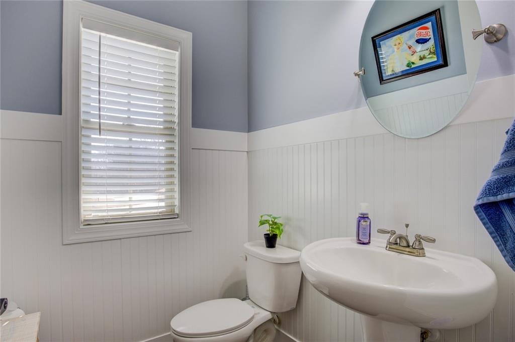 1021 Arbor Court Madison, GA 30650 - Photo 38 of 64 a bathroom with a toilet sink and mirror