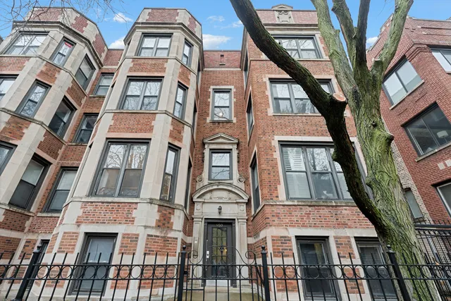 $1,800 | 950 West Belle Plaine Avenue, Unit 1W, Chicago, IL 60613