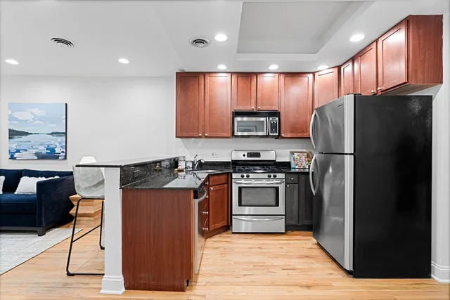 $1,800 | 950 West Belle Plaine Avenue, Unit 1W, Chicago, IL 60613