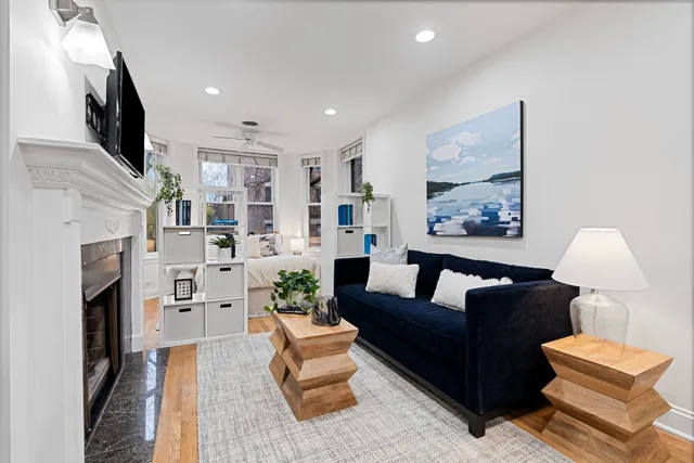 $1,800 | 950 West Belle Plaine Avenue, Unit 1W, Chicago, IL 60613