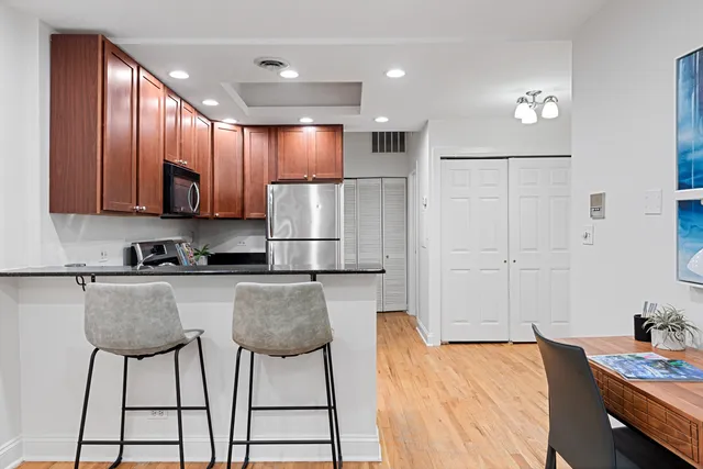 $1,800 | 950 West Belle Plaine Avenue, Unit 1W, Chicago, IL 60613