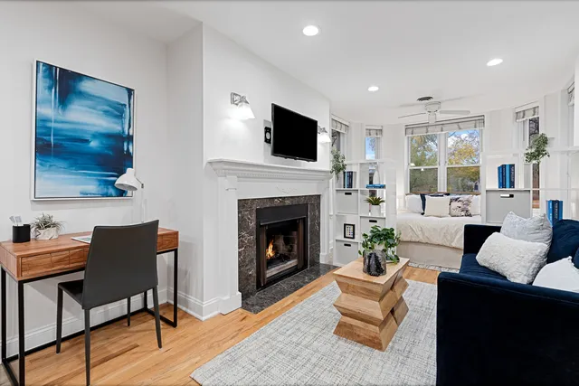 $1,800 | 950 West Belle Plaine Avenue, Unit 1W, Chicago, IL 60613