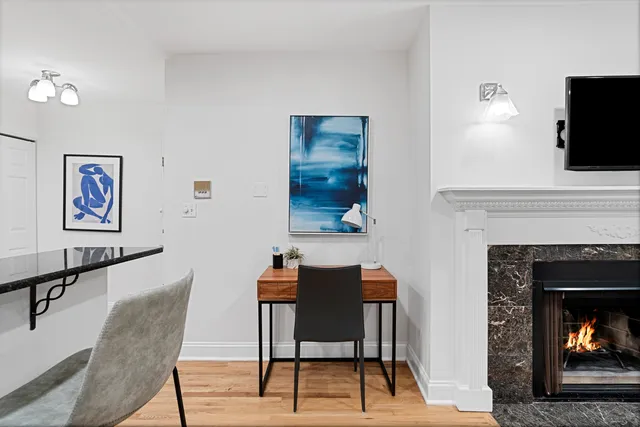 $1,800 | 950 West Belle Plaine Avenue, Unit 1W, Chicago, IL 60613