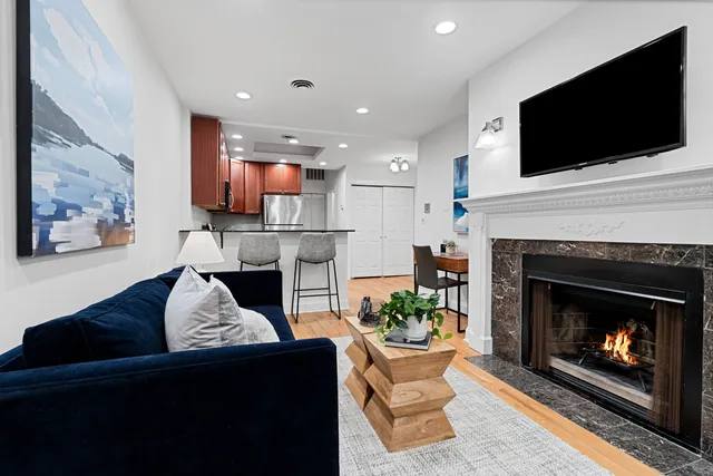 $1,800 | 950 West Belle Plaine Avenue, Unit 1W, Chicago, IL 60613