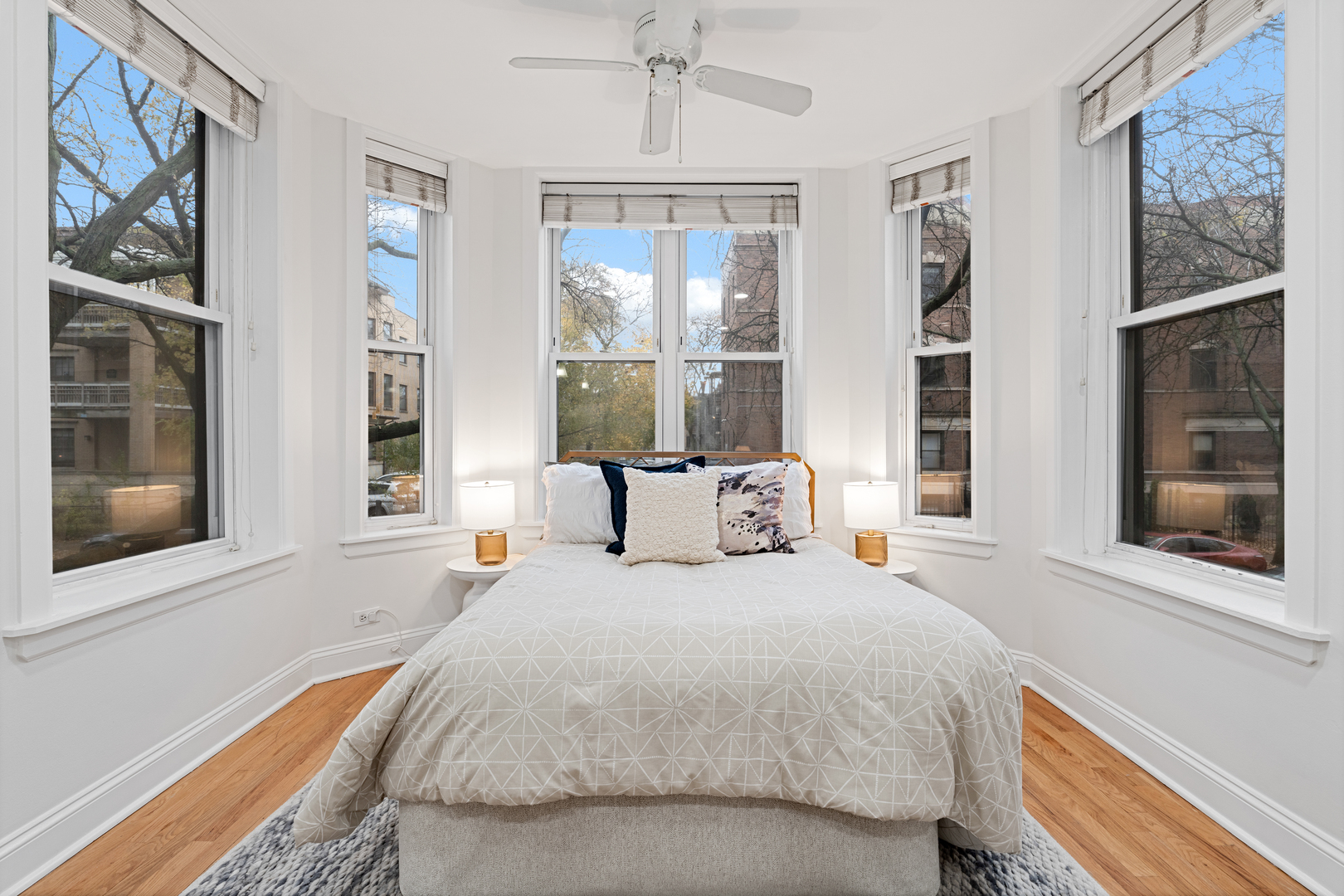 950 West Belle Plaine Avenue, Unit 1W Chicago, IL 60613 - Photo 8 of 9