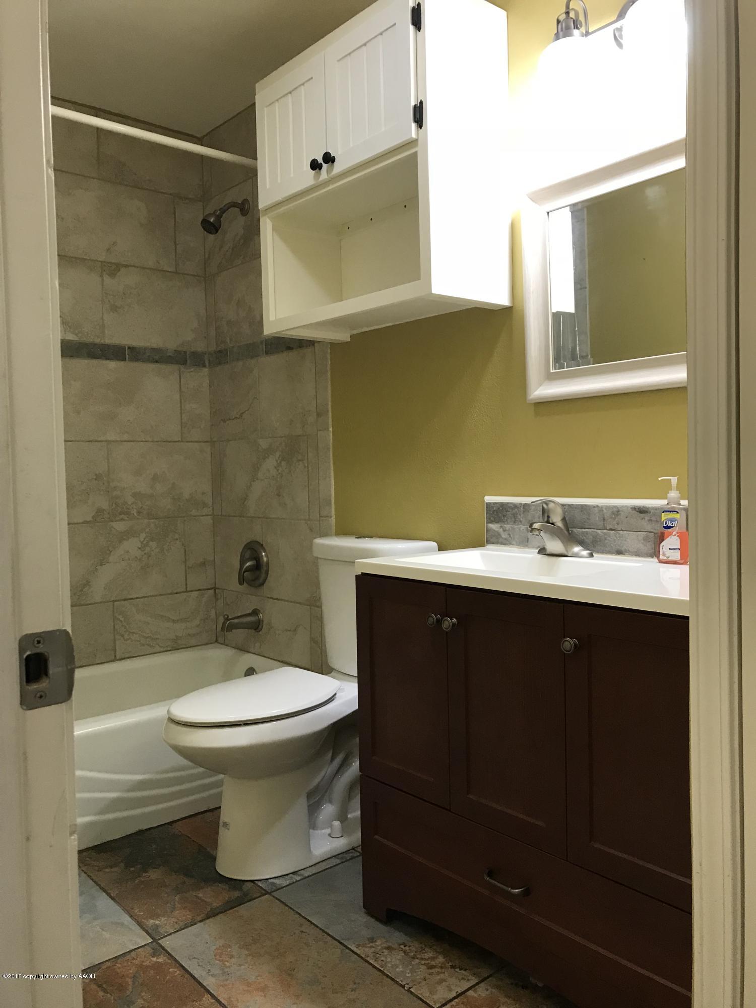 4634 Crockett Street Amarillo, TX 79110 - Photo 20 of 23 BATHROOM