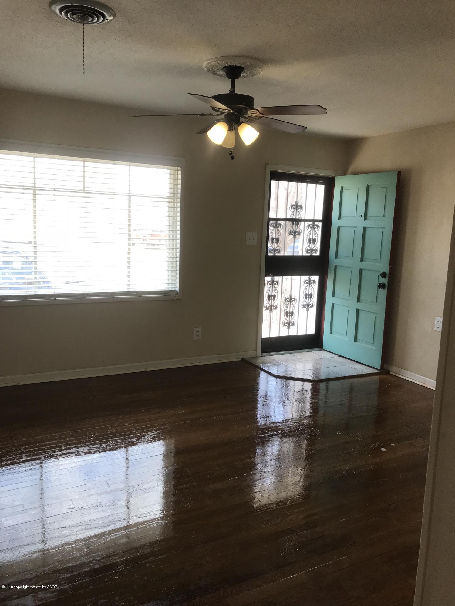 4634 Crockett Street Amarillo, TX 79110 - Photo 3 of 23 LIVING ROOM