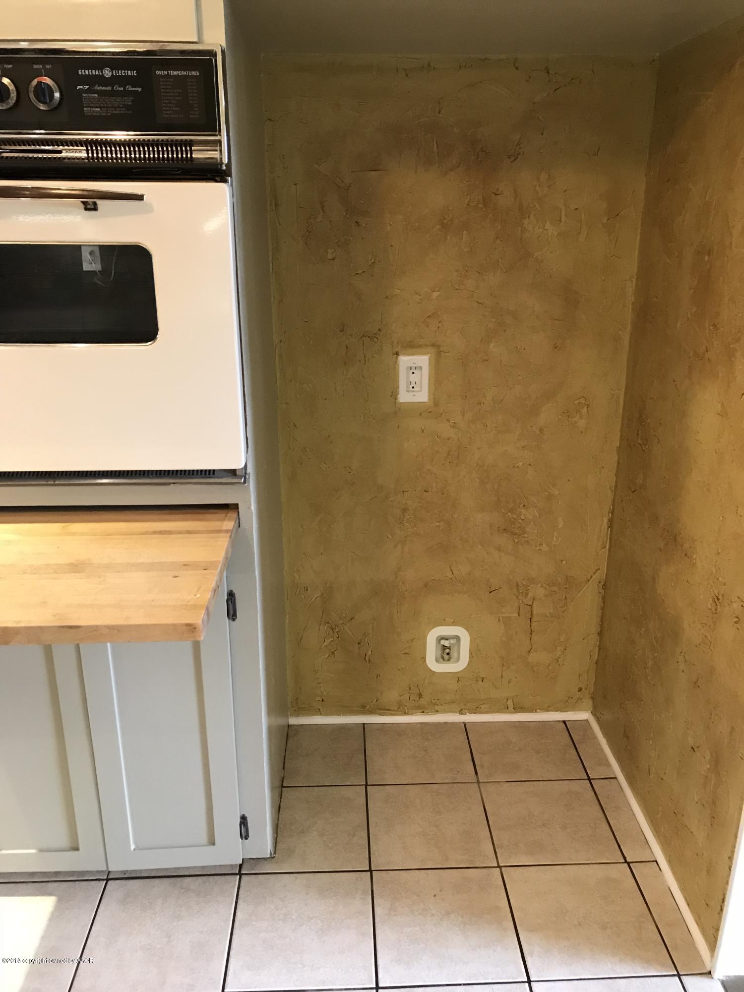 4634 Crockett Street Amarillo, TX 79110 - Photo 6 of 23 KITCHEN 2