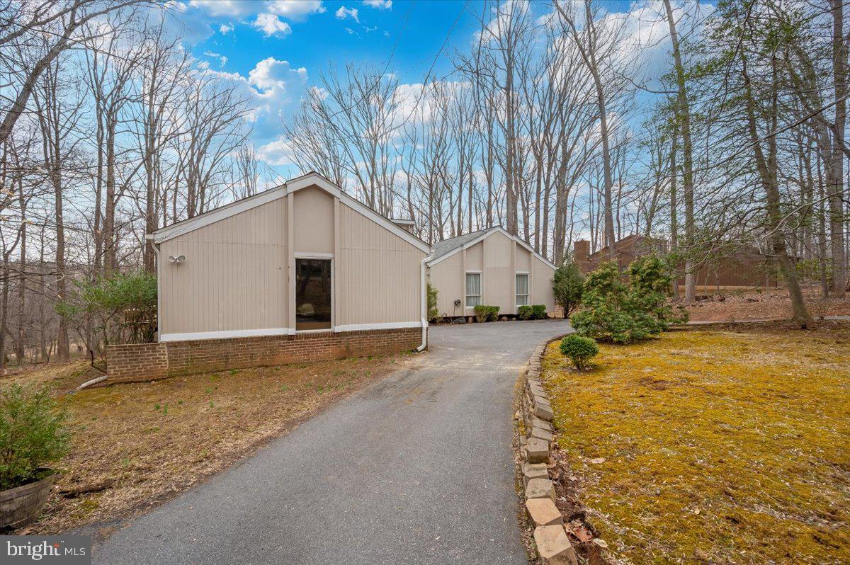 10101 Lloyd Road Potomac, MD 20854 - Photo 9 of 65