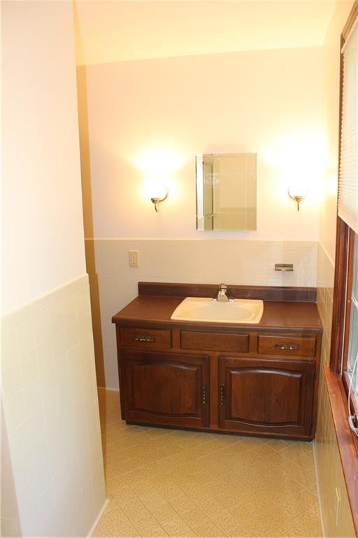 1668 Little Meadow Road Pittsburgh, PA 15241 - Photo 20 of 25 Hall Bath