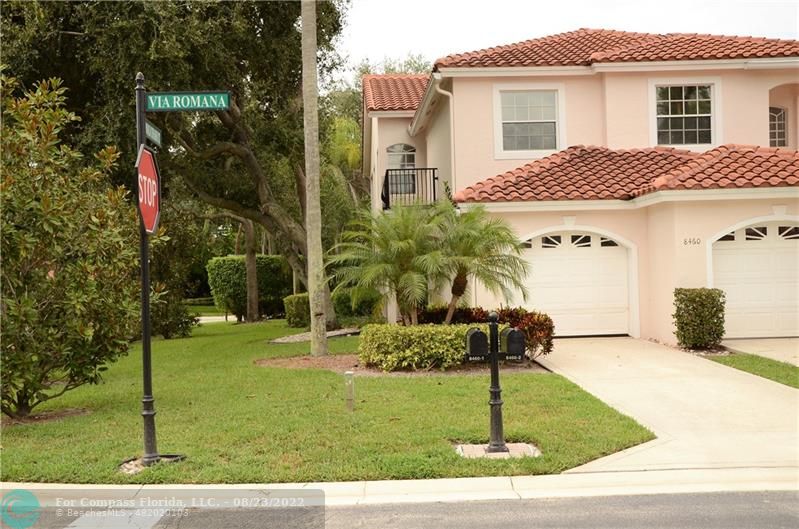 a view of a house with backyard