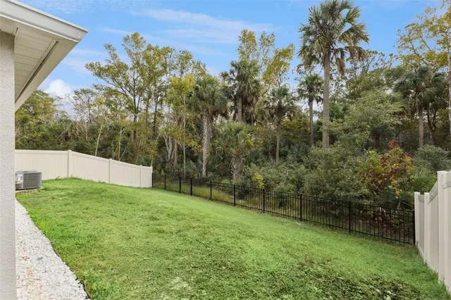 a view of yard with green space