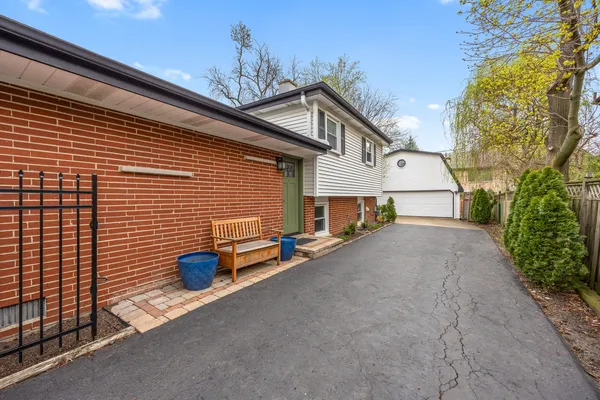 $589,000 | 1621 Sunset Ridge Road, Glenview, IL 60025