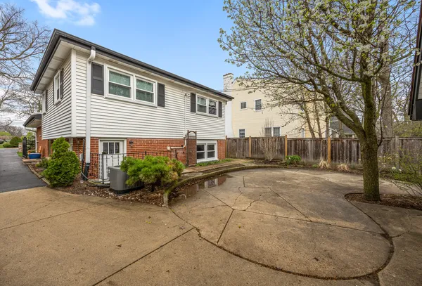 $589,000 | 1621 Sunset Ridge Road, Glenview, IL 60025