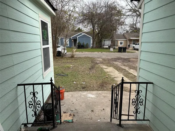 a view of a entrance gate of the house