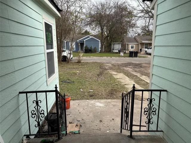 a view of a entrance gate of the house
