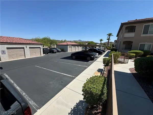 $1,675 | 2305 West Horizon Ridge Parkway, Unit 2911, Henderson, NV 89052
