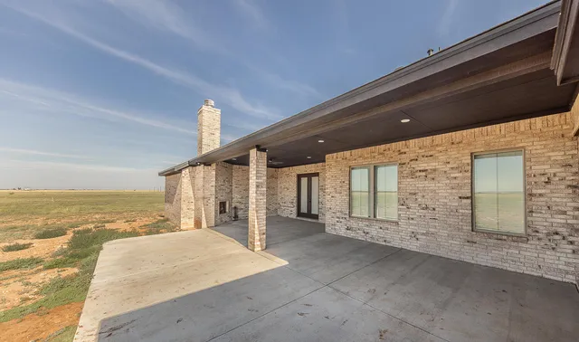 a view of an entryway with an empty space