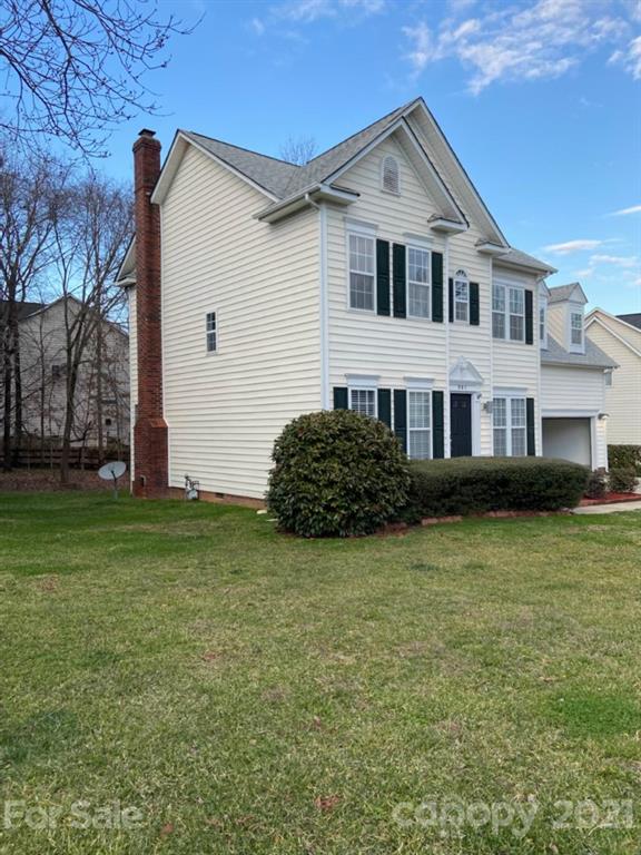901 Cadogan Court Fort Mill, SC 29708 - Photo 4 of 33 a front view of a house with garden