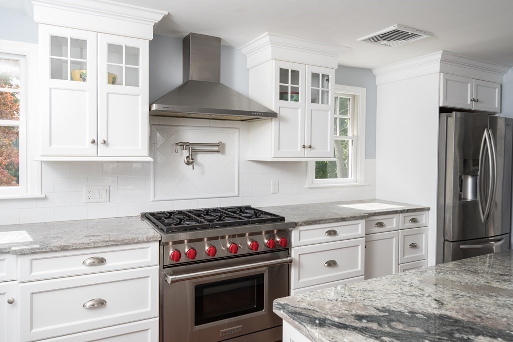 14 Chamberlain Run Hingham, MA 02043 - Photo 3 of 20