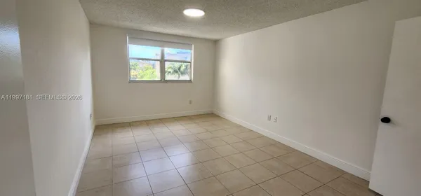 $1,950 | 8255 Lake Drive, Unit 405, Doral, FL 33166