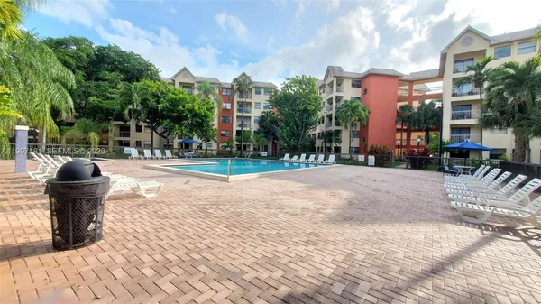 $1,950 | 8255 Lake Drive, Unit 405, Doral, FL 33166