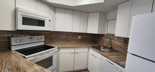 $1,950 | 8255 Lake Drive, Unit 405, Doral, FL 33166