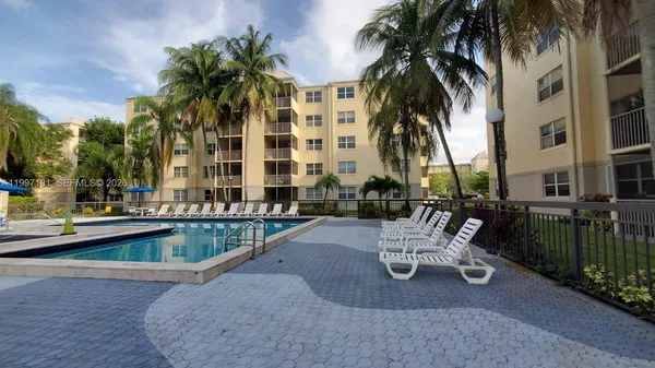 $1,950 | 8255 Lake Drive, Unit 405, Doral, FL 33166