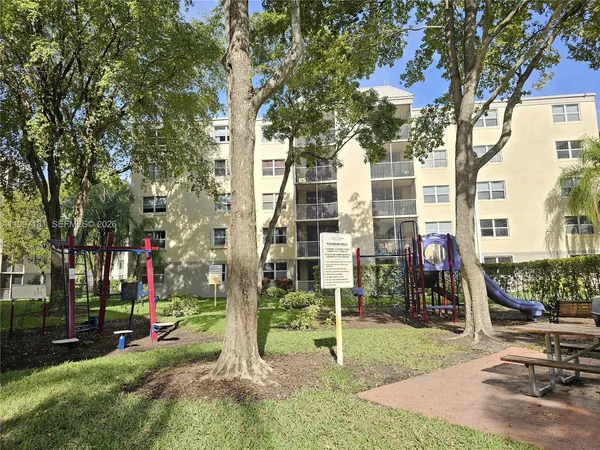 $1,950 | 8255 Lake Drive, Unit 405, Doral, FL 33166