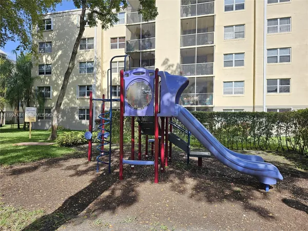 $1,950 | 8255 Lake Drive, Unit 405, Doral, FL 33166