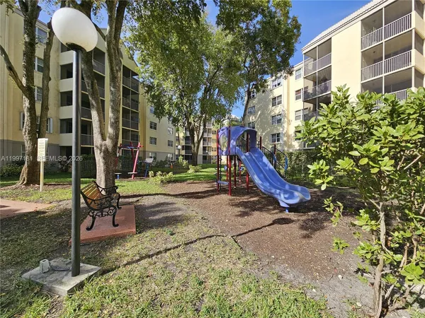 $1,950 | 8255 Lake Drive, Unit 405, Doral, FL 33166