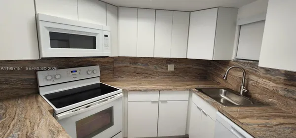 $1,950 | 8255 Lake Drive, Unit 405, Doral, FL 33166