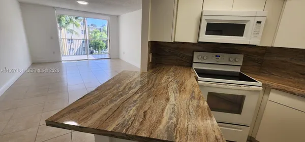 $1,950 | 8255 Lake Drive, Unit 405, Doral, FL 33166