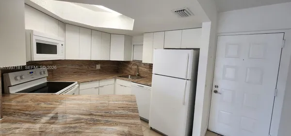 $1,950 | 8255 Lake Drive, Unit 405, Doral, FL 33166