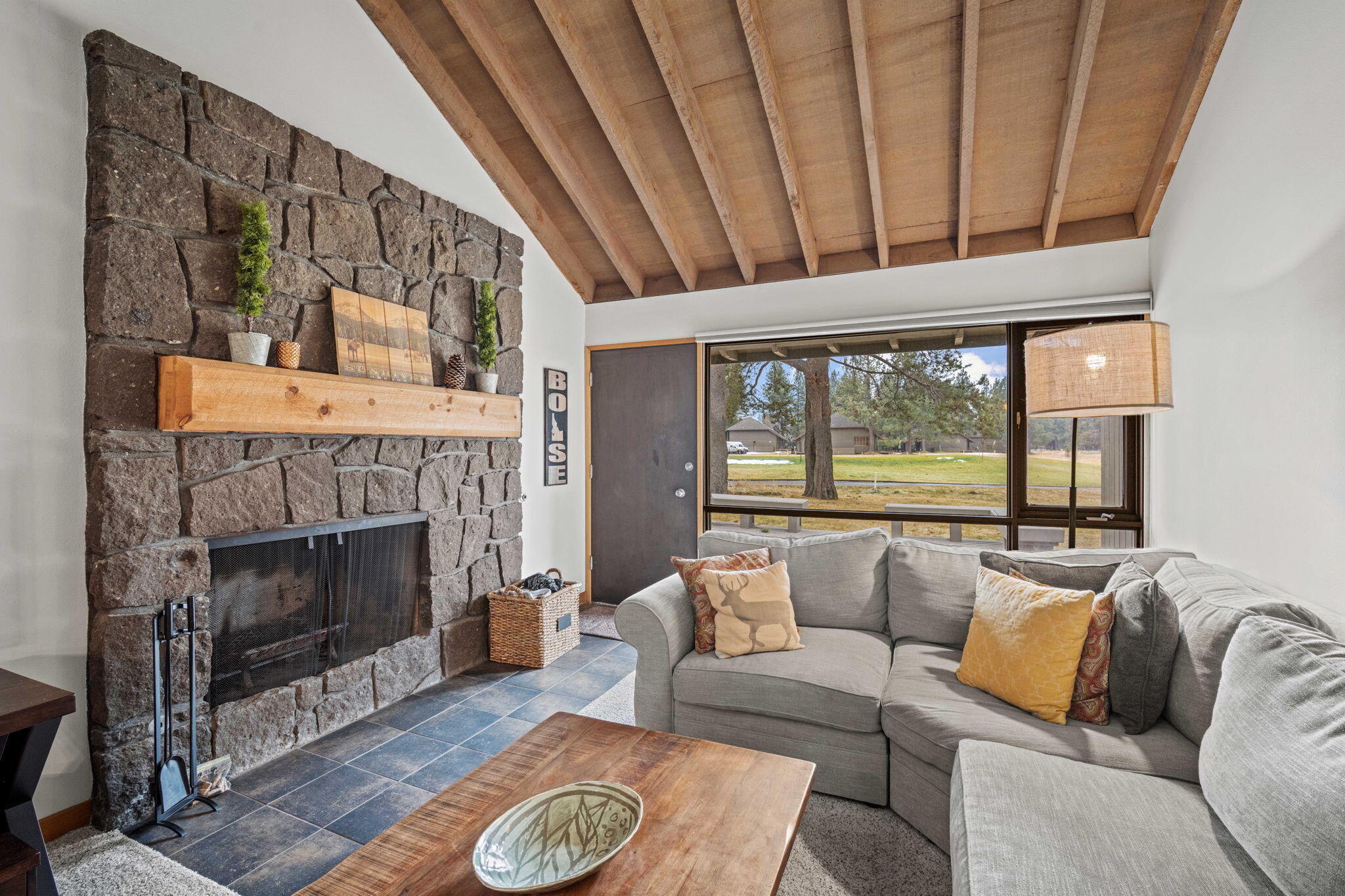57231 Island Road, Unit 31 Sunriver, OR 97707 - Photo 9 of 32 9-web-or-mls-31 Meadow House-09 - Copy
