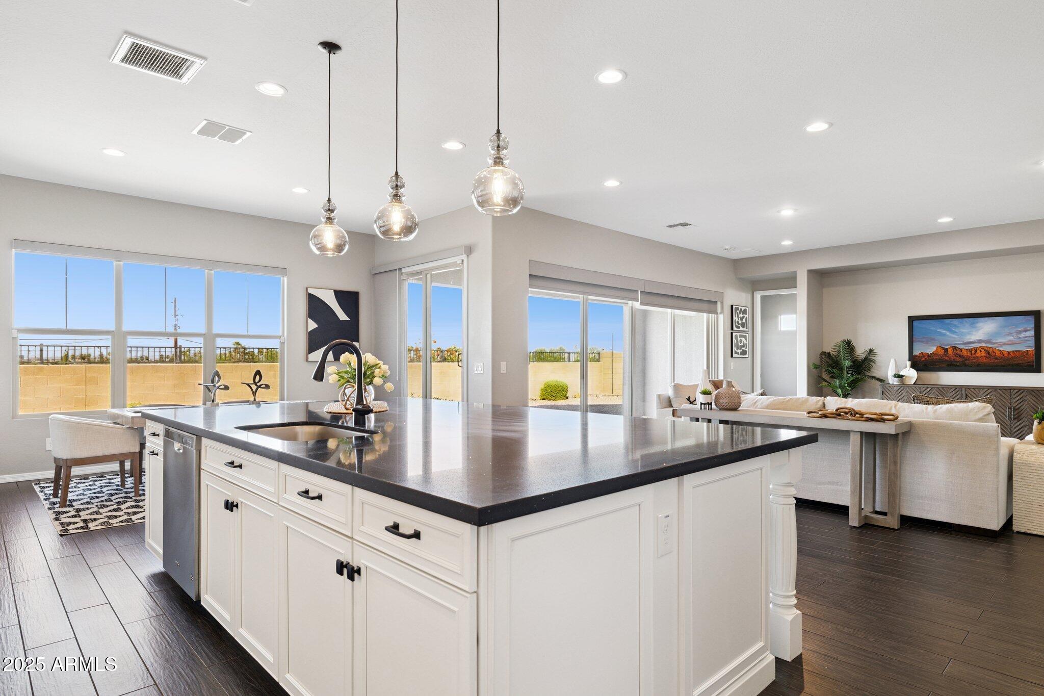 7707 South 43rd Place Phoenix, AZ 85042 - Photo 17 of 56 So Nice & Open!