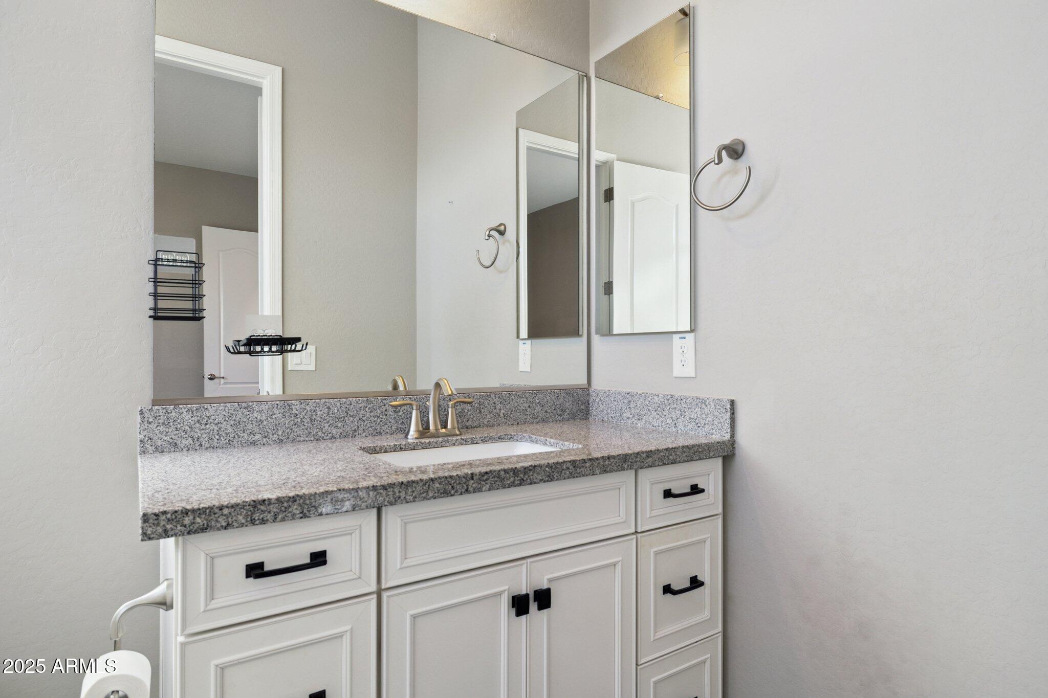 7707 South 43rd Place Phoenix, AZ 85042 - Photo 33 of 56 2nd En-Suite