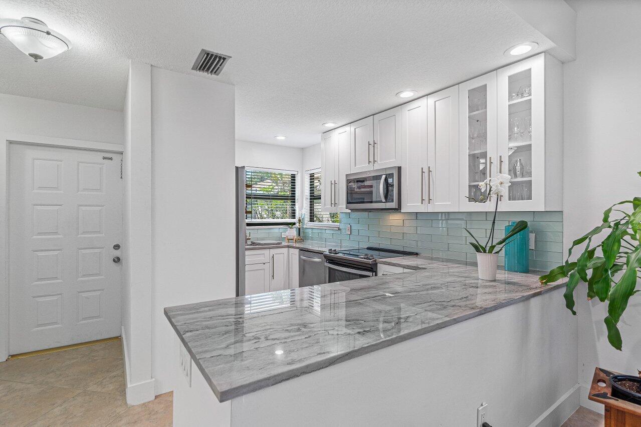 5539 Eton Court Boca Raton, FL 33486 - Photo 7 of 41 GORGEOUS UPDATED CUSTOM KITCHE