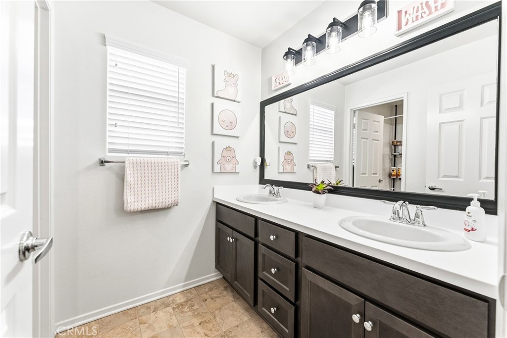 205 Windsor Grey Way Fallbrook, CA 92028 - Photo 25 of 43 Upstairs bathroom