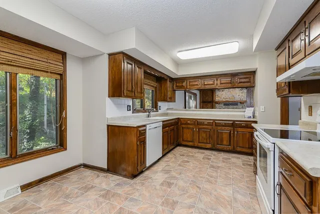 $370,000 | 1904 45th St Terrace, Riverside, MO 64150