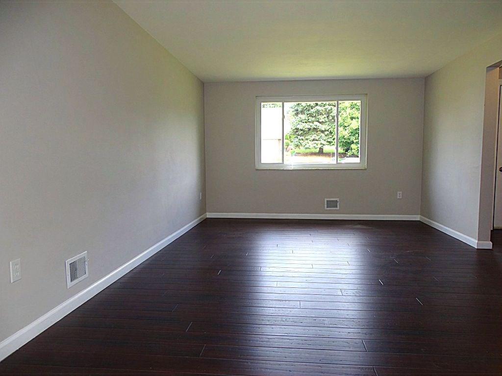 1043 Fiddleback Drive McKees Rocks, PA 15136 - Photo 5 of 25