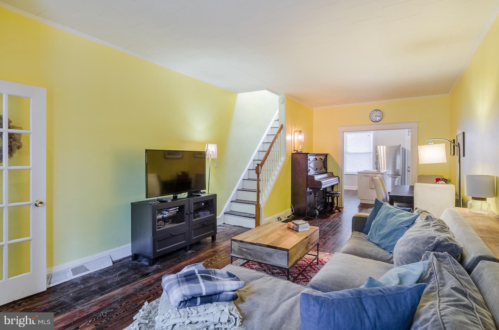 134 Rochester Place Baltimore, MD 21224 - Photo 4 of 26 Living Room