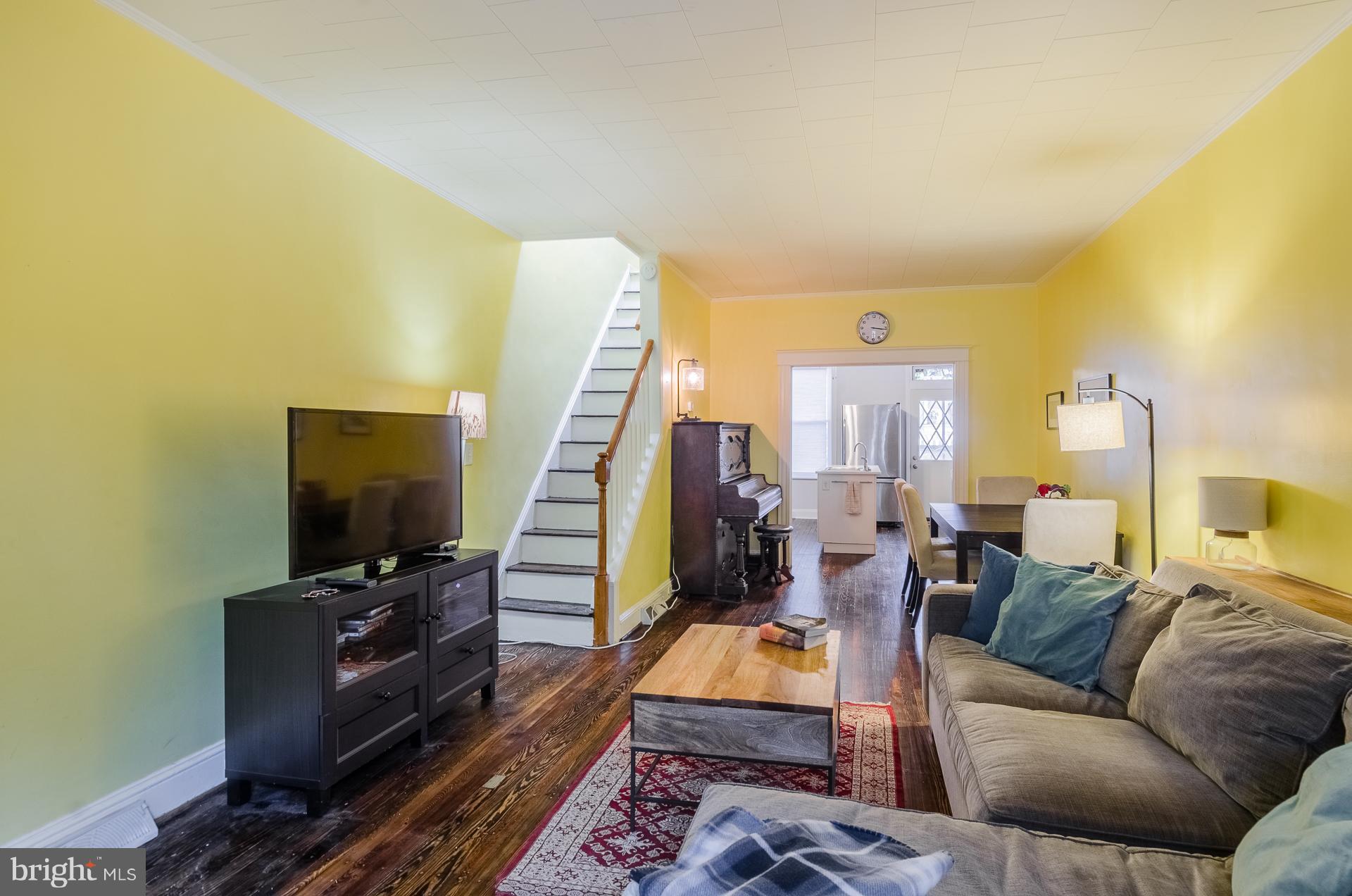 134 Rochester Place Baltimore, MD 21224 - Photo 5 of 26 Living Room