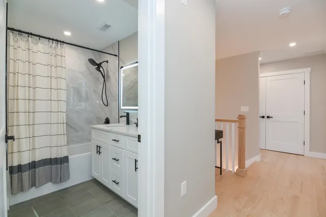 $949,900 | 211 Hampstead Road, Derry, NH 03038