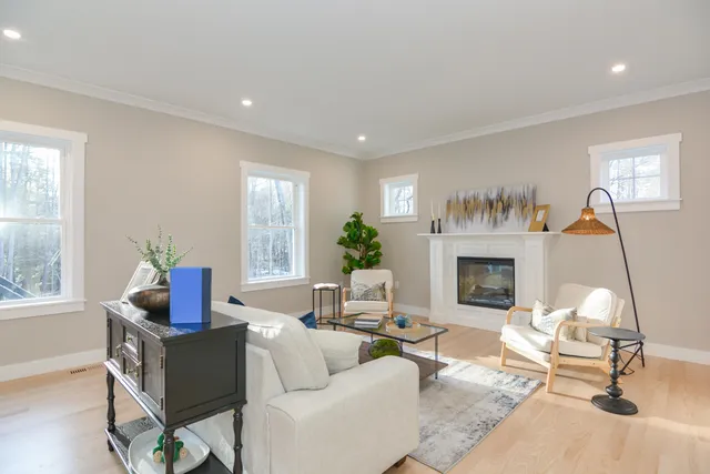 $949,900 | 211 Hampstead Road, Derry, NH 03038