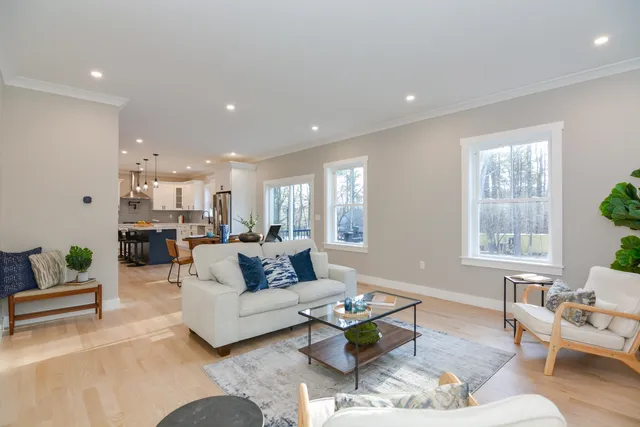 $949,900 | 211 Hampstead Road, Derry, NH 03038