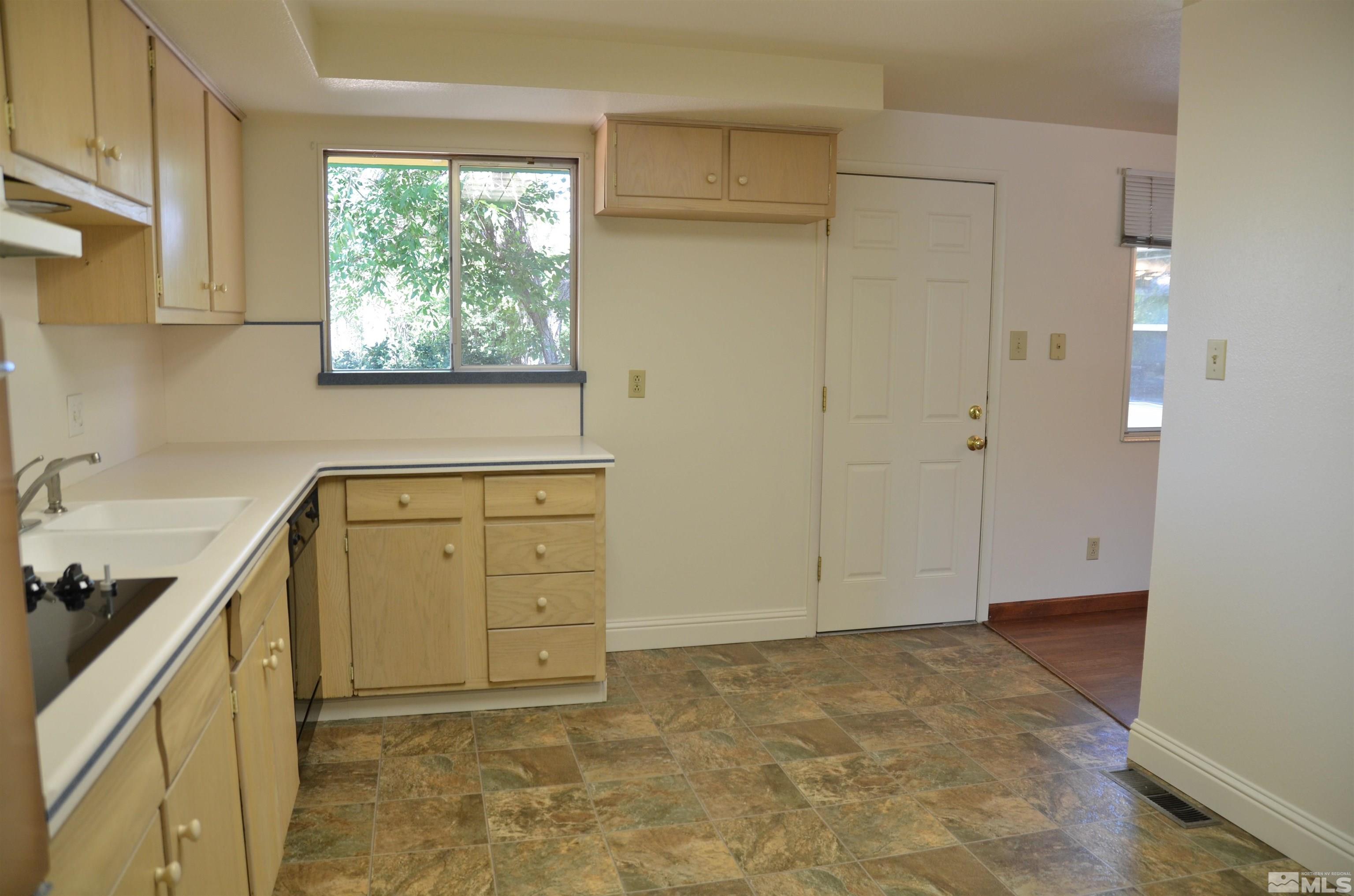 975 Bejay Place Reno, NV 89509 - Photo 6 of 33 a view of cabinets and window