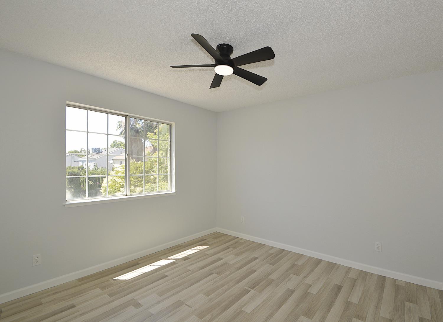 3290 North Rafael Avenue Fresno, CA 93722 - Photo 22 of 34 Bedroom two